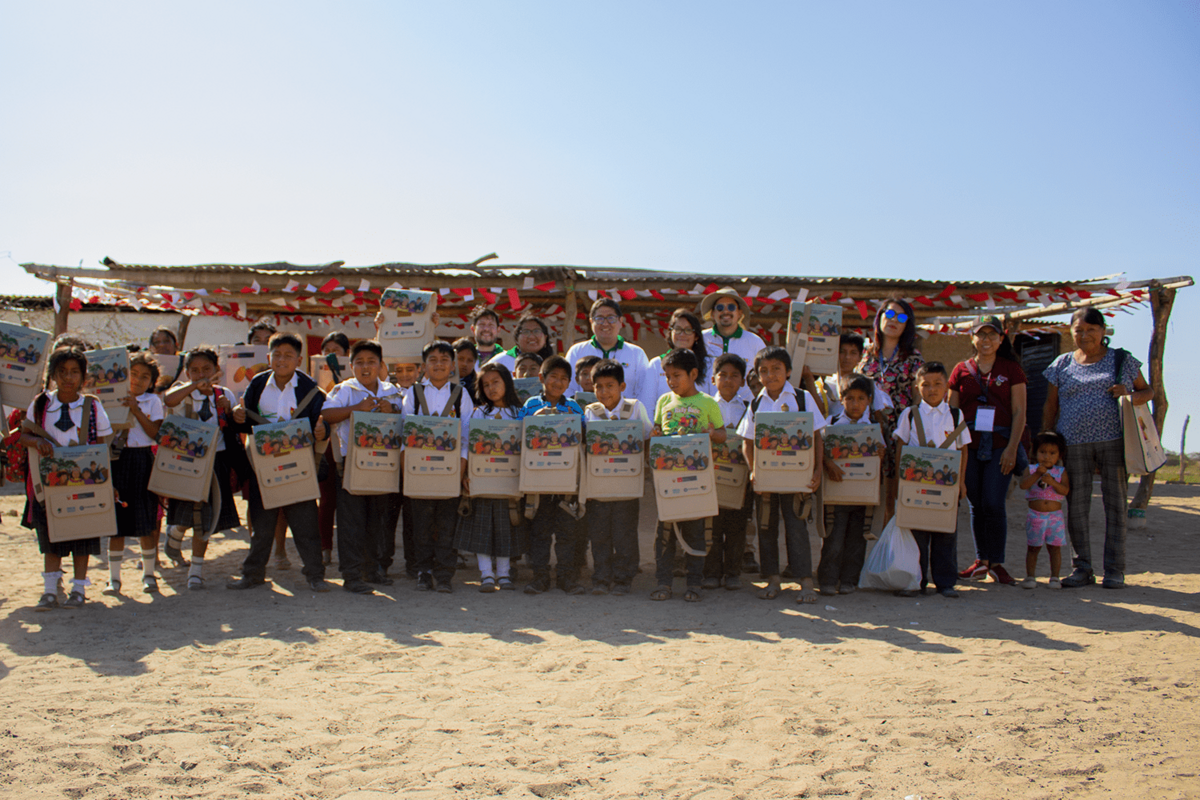 Estudiantes de primaria de la Institución Educativa de Gestión Comunal Monteverde, junto a los facilitadores del Proyecto GEF ABS Nagoya y representantes del Ministerio de Producción.